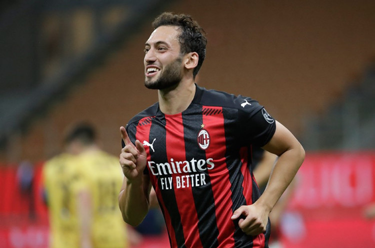 Gelandang Andalan AC Milan Jadi Buruan Dua Musuh Bebuyutan