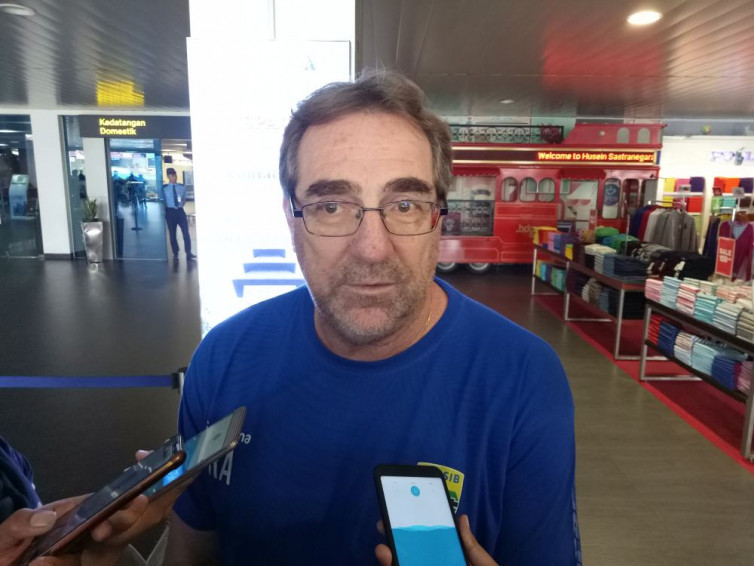 Robert Rene Alberts Bersikap Dingin soal Kemungkinan Persib Hadapi Hamburger SV