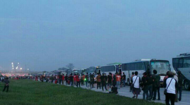 Bentrok TheJak Mania kontra Viking Bandung Di Tol Palimanan Menimbulkan 1 Korban Tewas