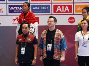 Kenakan Pakaian Adat NTT, CdM Lexy Kalungkan Medali Emas Kedua Manik Trisna Dewi di SEA Games 2023 Kamboja