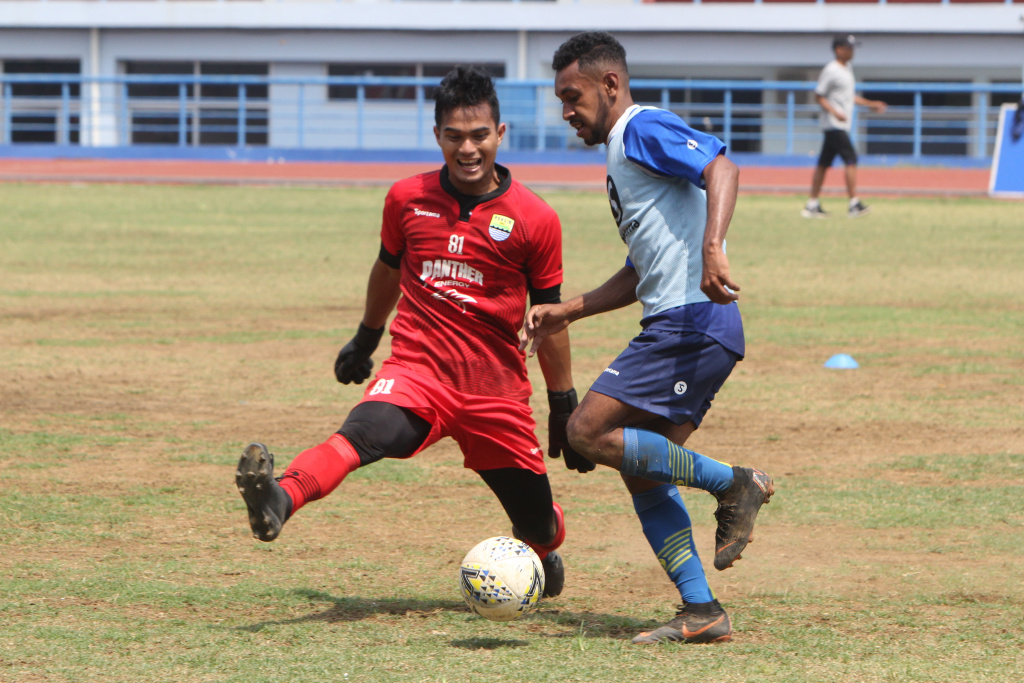 Pemain Ini Batal Pulang ke Papua demi Persib Bandung