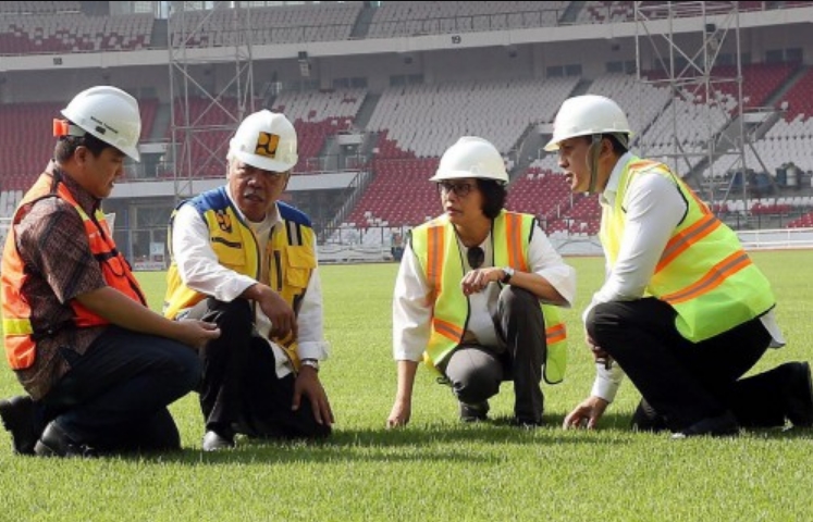 Menteri PUPR Serahkan ke Presiden Jokowi Partai Indonesia vs Islandia di SUGBK