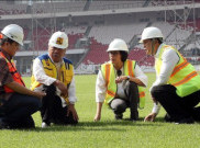 Menteri PUPR Serahkan ke Presiden Jokowi Partai Indonesia vs Islandia di SUGBK