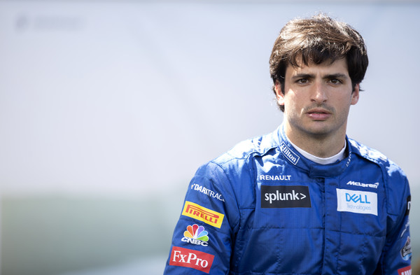 Carlos Sainz Kesal dengan Perlakuan Racing Point ke Sergio Perez