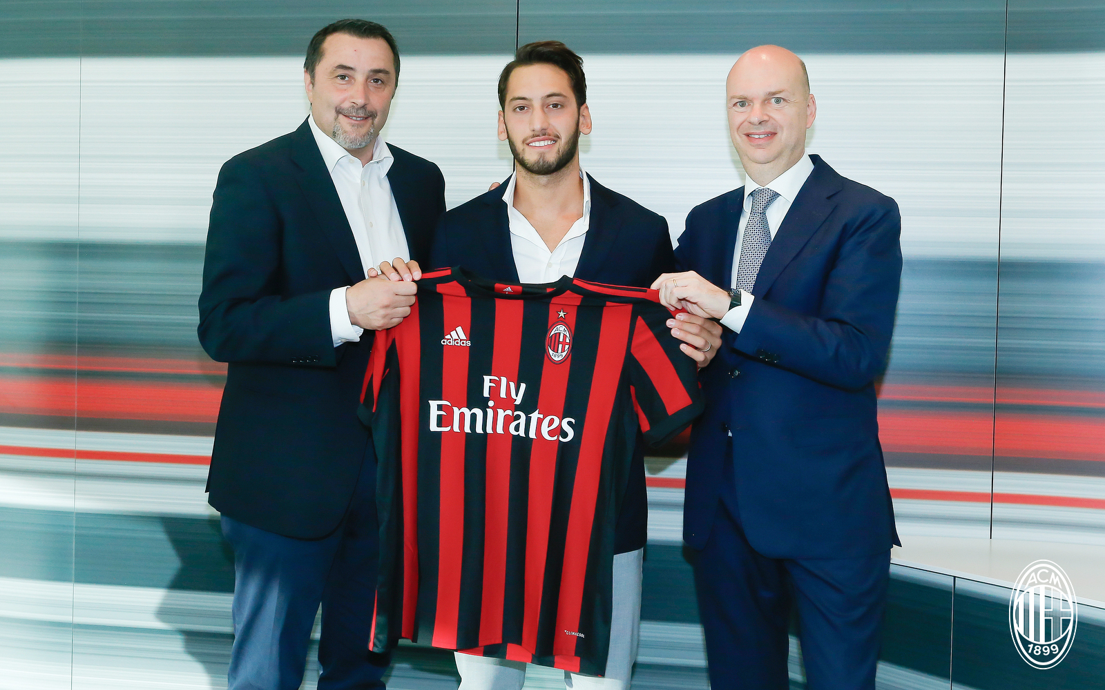 Hakan Calhanoglu Resmi Merapat ke AC Milan