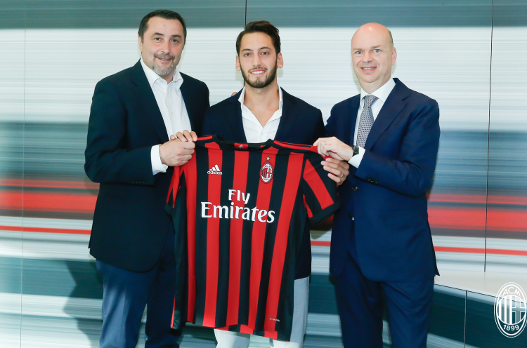 Hakan Calhanoglu Resmi Merapat ke AC Milan