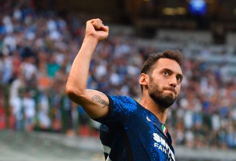 Calhanoglu Sindir Ibrahimovic dan Sebut Inter Lebih Kuat ketimbang Milan