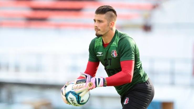 Arema FC Selangkah Lagi Rekrut Kiper Brasil Rekan Alisson Becker