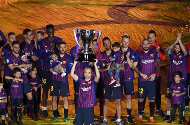 Galeri Foto: Perpisahan Iniesta Sekaligus Pengangkatan Trofi Juara La Liga Milik Barcelona