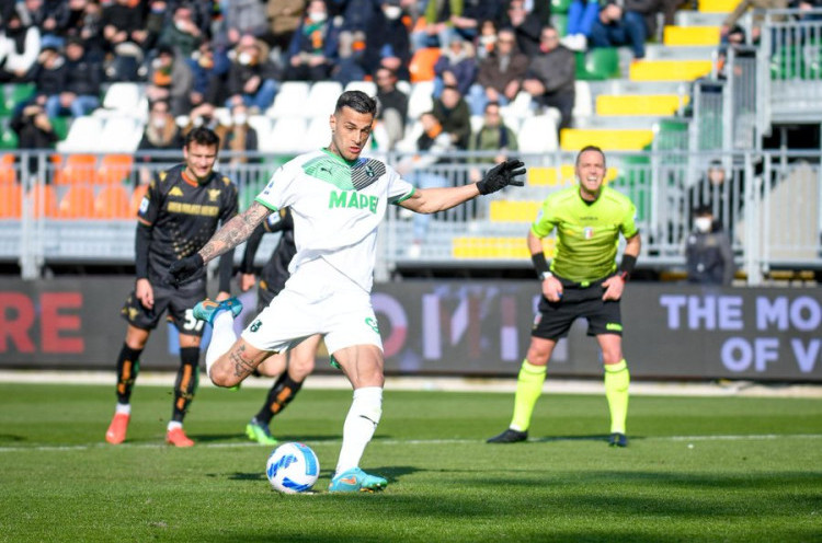 Milan Saingi Inter dalam Perburuan Gianluca Scamacca