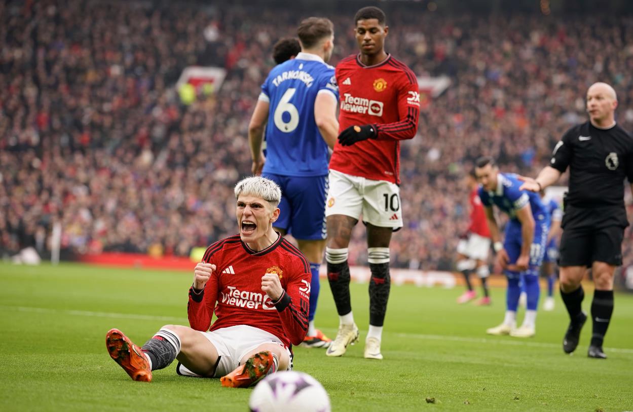 Membangun Skuad Manchester United Lebih Penting ketimbang Mendirikan Stadion Baru