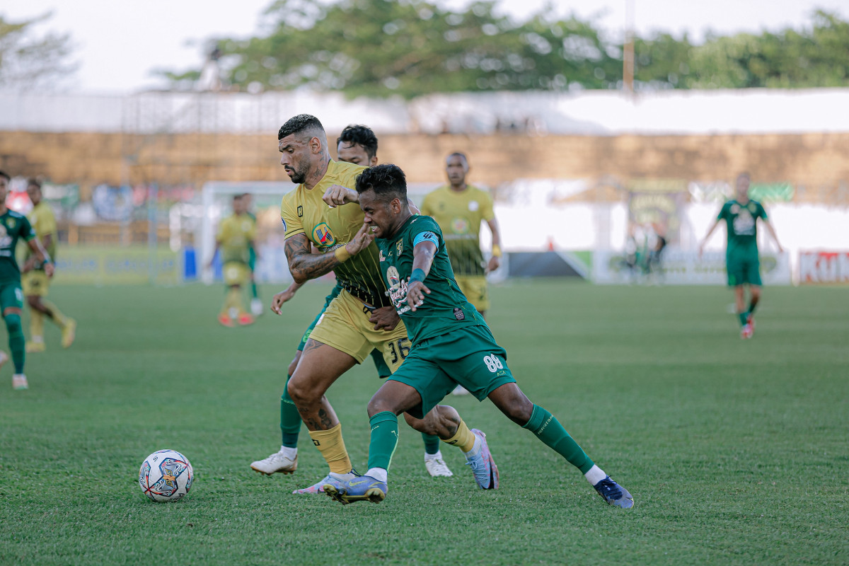 Lini Belakang Bikin Kesalahan, Pelatih Persebaya Geram dan Ancam Rotasi