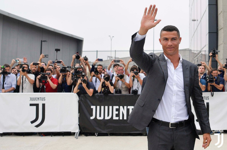 Cristiano Ronaldo Disambut Ribuan Fans Saat Jalani Tes Medis di Juventus