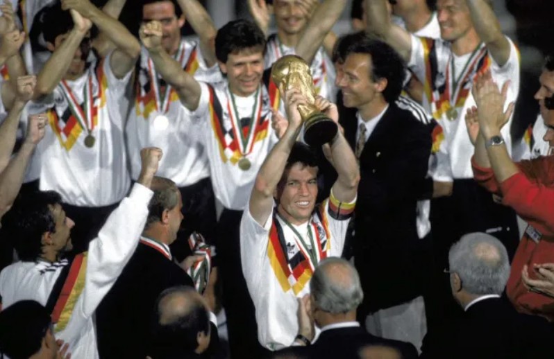 Kilas Balik Piala Dunia 1990: Goyangan Roger Milla, Panggung Terakhir Jerman Barat, dan Maradona Membelah Napoli