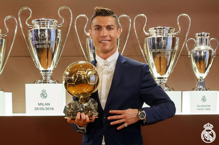 Crisitiano Ronaldo Raih Penghargaan Ballon d'Or 2016