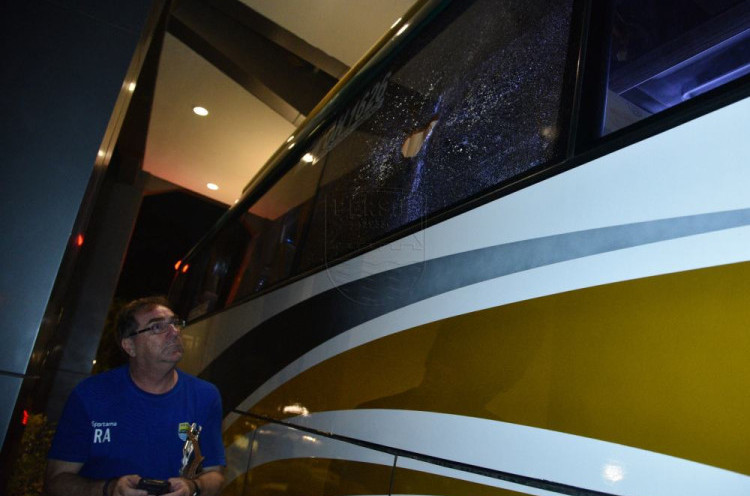 Bus yang Ditumpangi Persib Ditimpuk Batu, Pemainnya Terluka