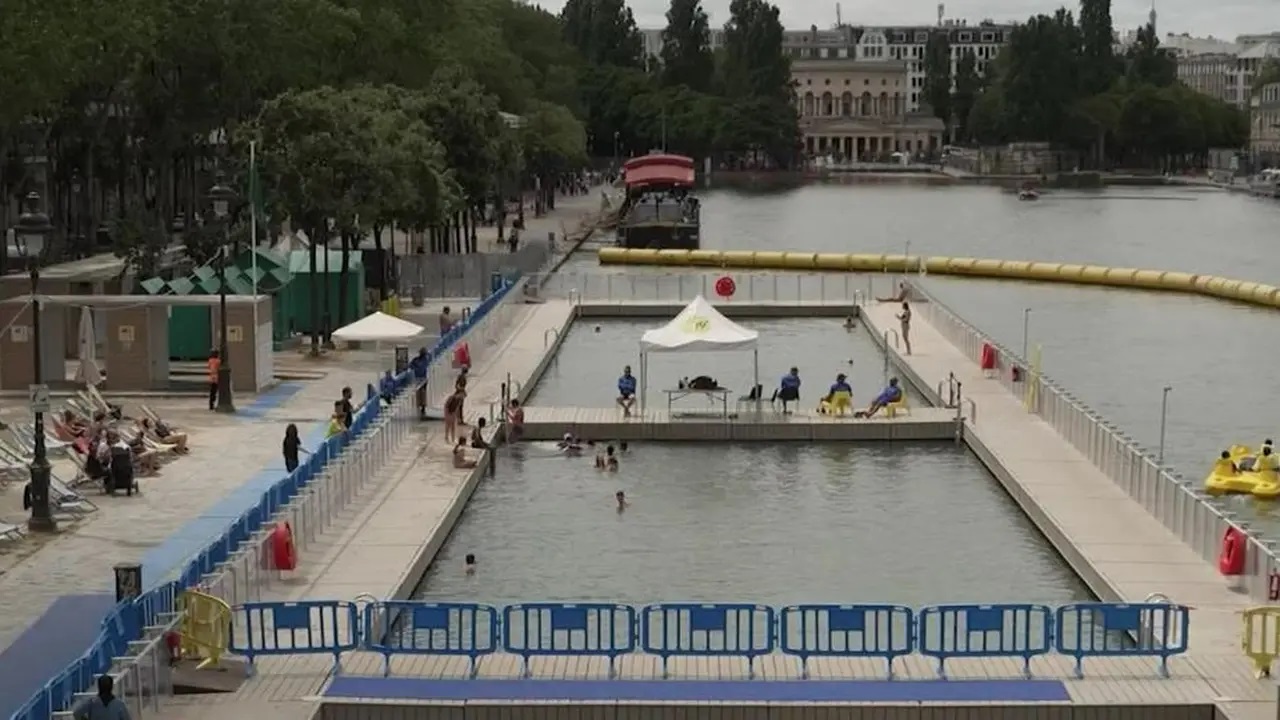 Olimpiade Paris 2024: Wali Kota Paris Berenang di Sungai Seine, Uji Kualitas Venue Renang Perairan dan Triathlon