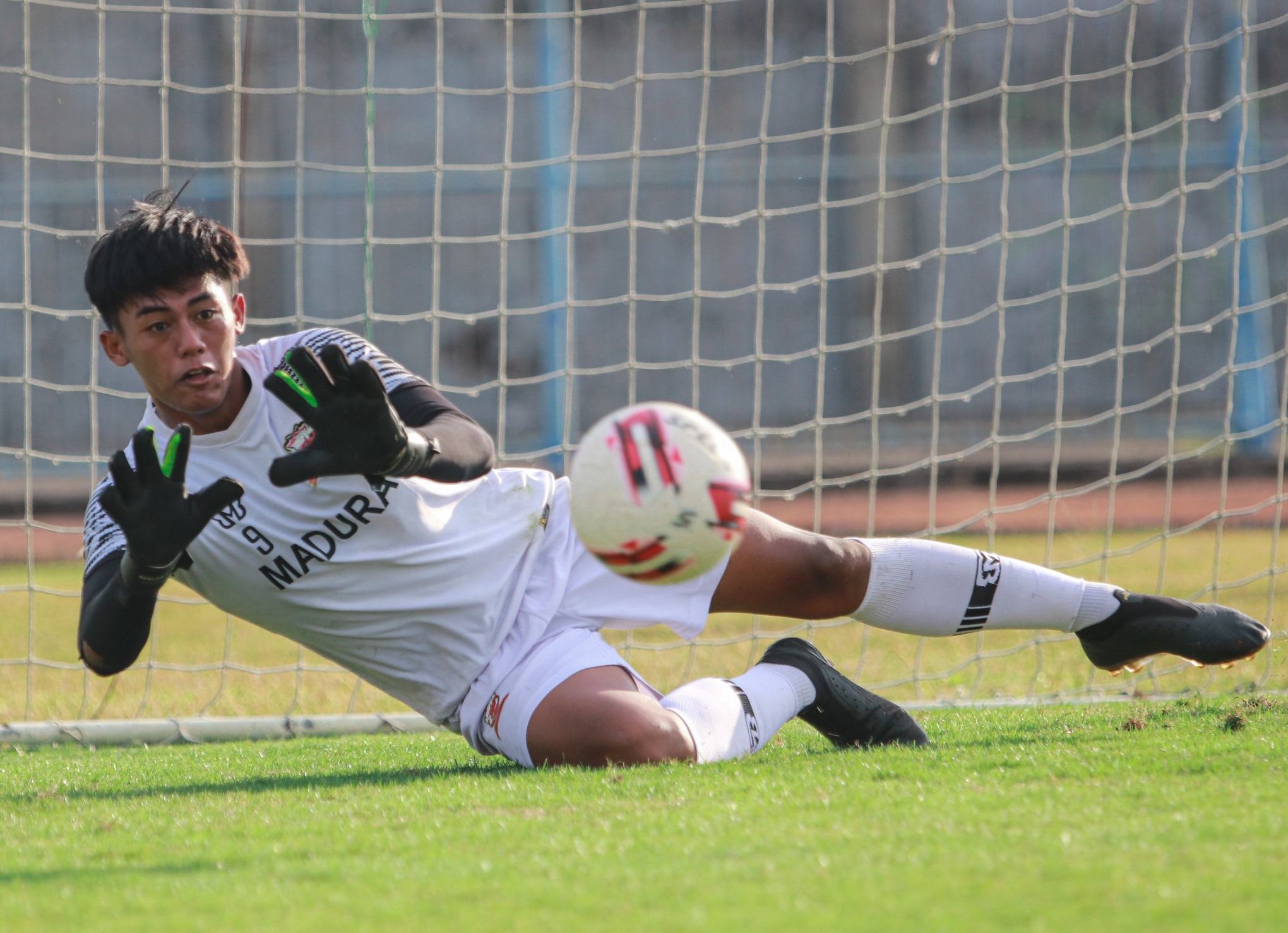 Kiper Madura United Justru Ambil Lisensi Wasit