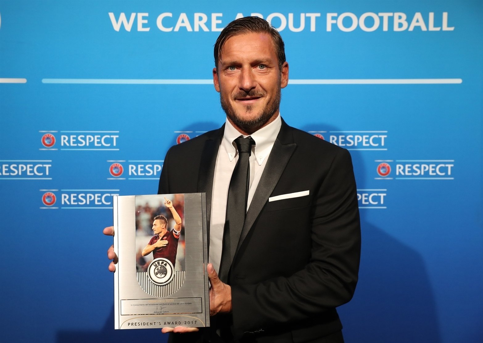 Francesco Totti Raih Penghargaan UEFA President's Award 2017
