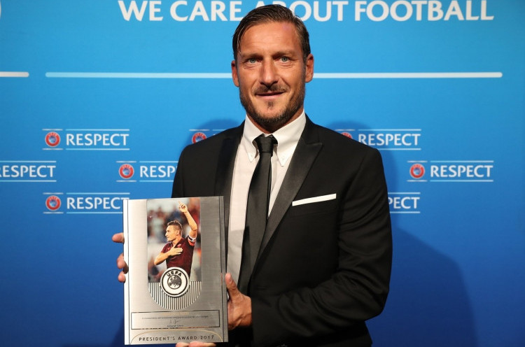 Francesco Totti Raih Penghargaan UEFA President's Award 2017