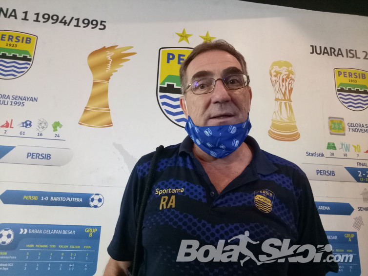 Premier League dan Liga Champions, Hiburan Pelatih Persib