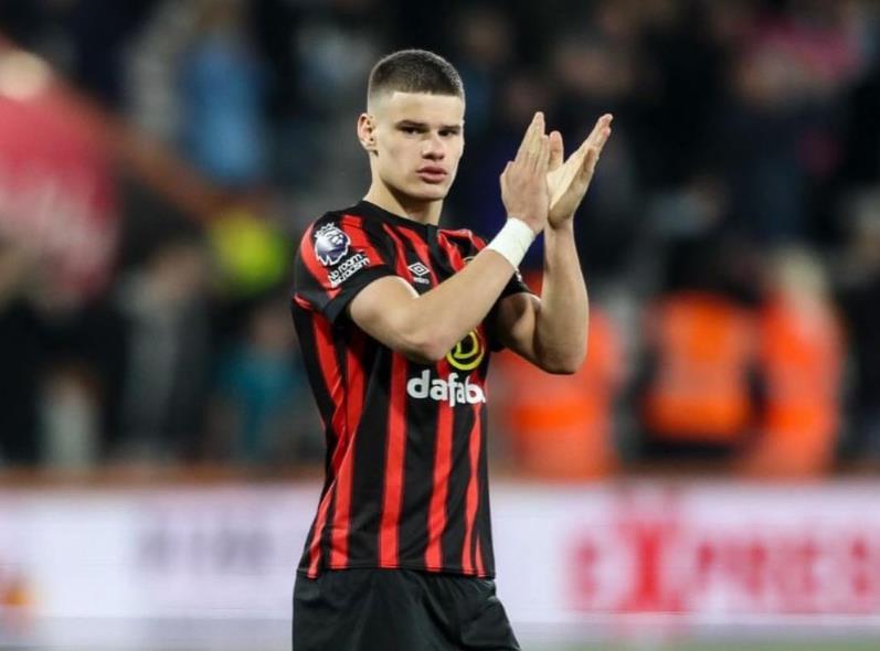 Manchester United Cari Bek Kiri, Bidik Pemain Bournemouth Kompatriot Szoboszlai