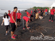 Bersihkan Pantai Purnama, Cara Bali United Rayakan HUT Kelima