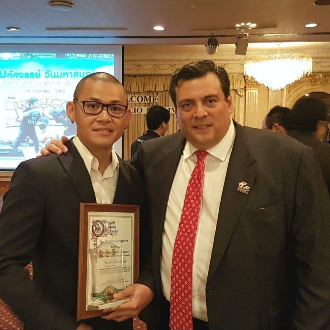 Armin Tan: Menitipkan Impian dalam Sarung Tangan Orang Lain