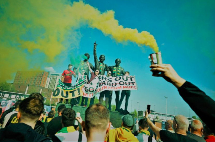 Laga Leeds Vs MU Diwarnai Protes Fans Menggunakan Pesawat Terbang