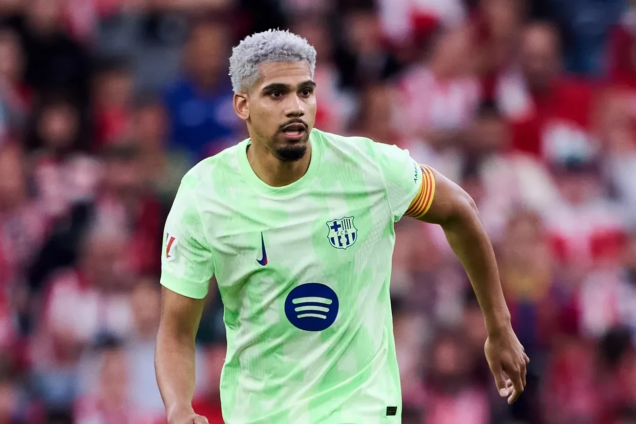 Barcelona Punya Banyak Bek, Ronald Araujo Diisukan Hengkang