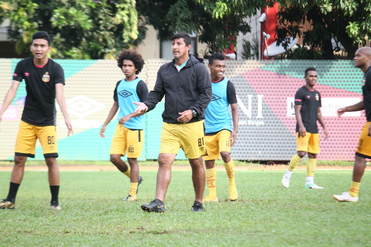 Alfredo Vera: Lawan Madura United, Tiga Poin Harga Mati