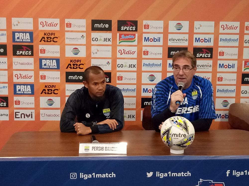Lebih Stabil, Robert Alberts Yakin Persib Kalahkan Semen Padang