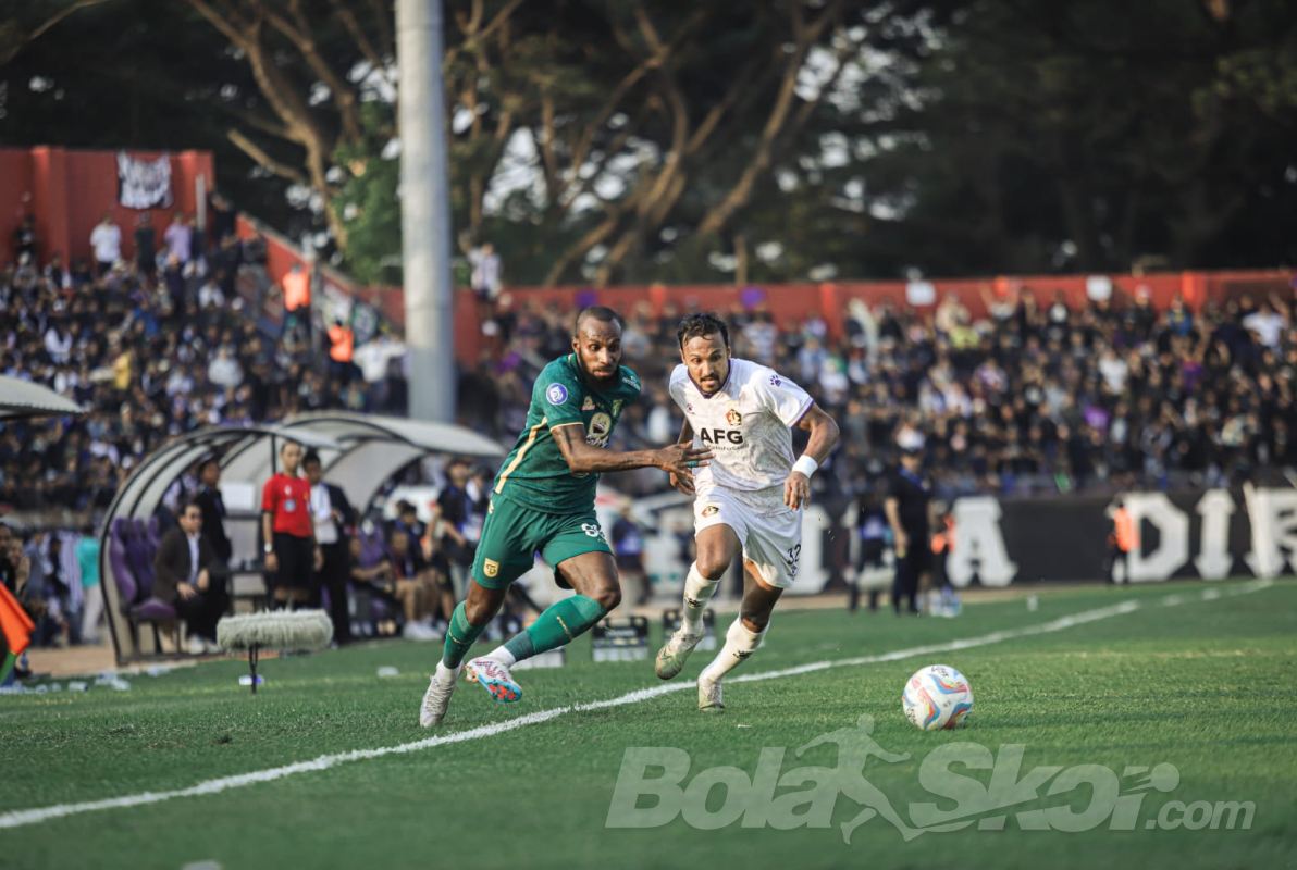 Demi Build Up, Eksperimen Josep Gombau Bikin Persebaya Dilumat Persik