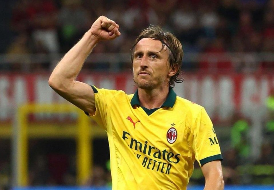 Bagi-Bagi Giveaway, Luka Modric Berikan iPhone kepada Para Pemain AC Milan