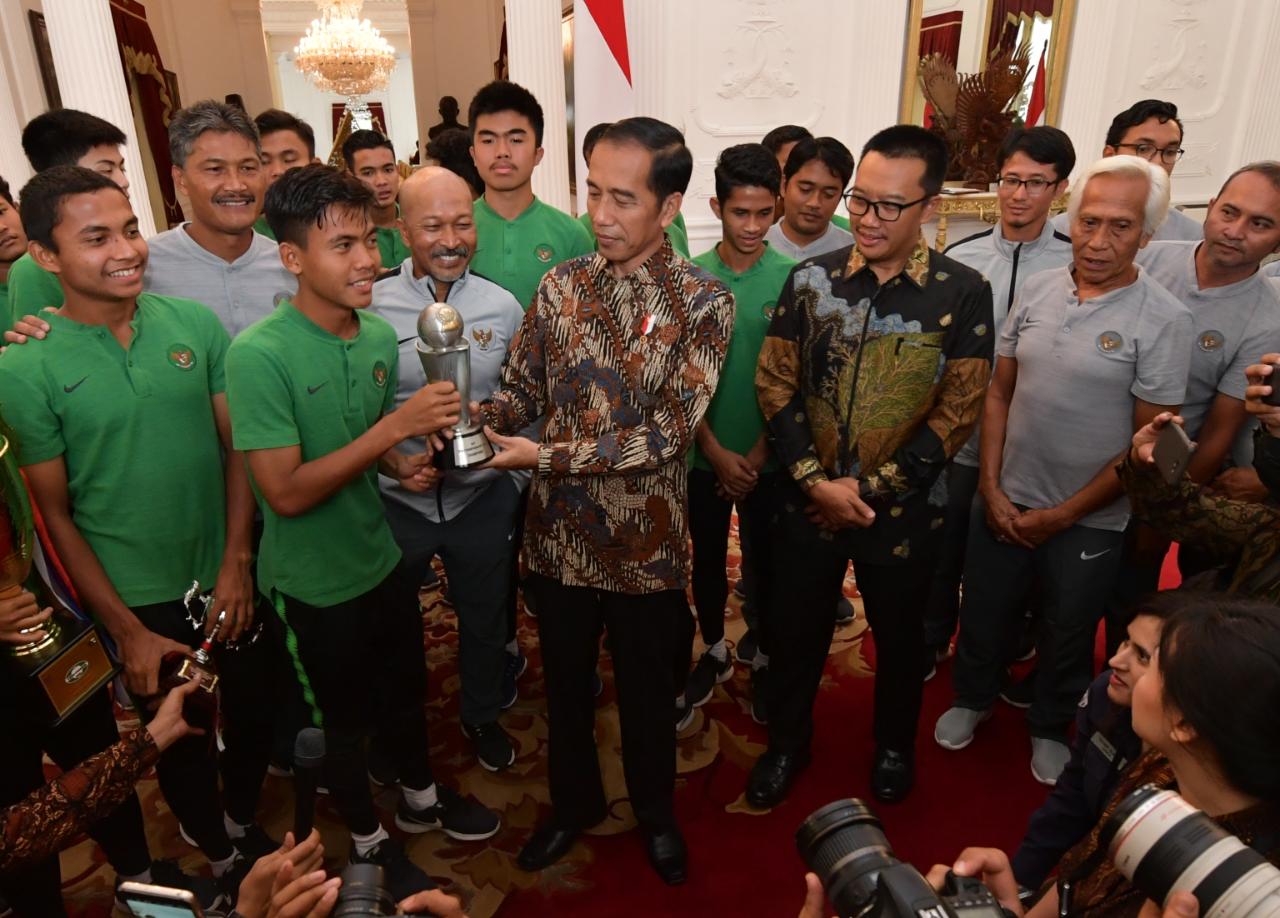 Terima Timnas Indonesia U-16, Presiden Jokowi Minta Digeber dan Janjikan Bapak Angkat