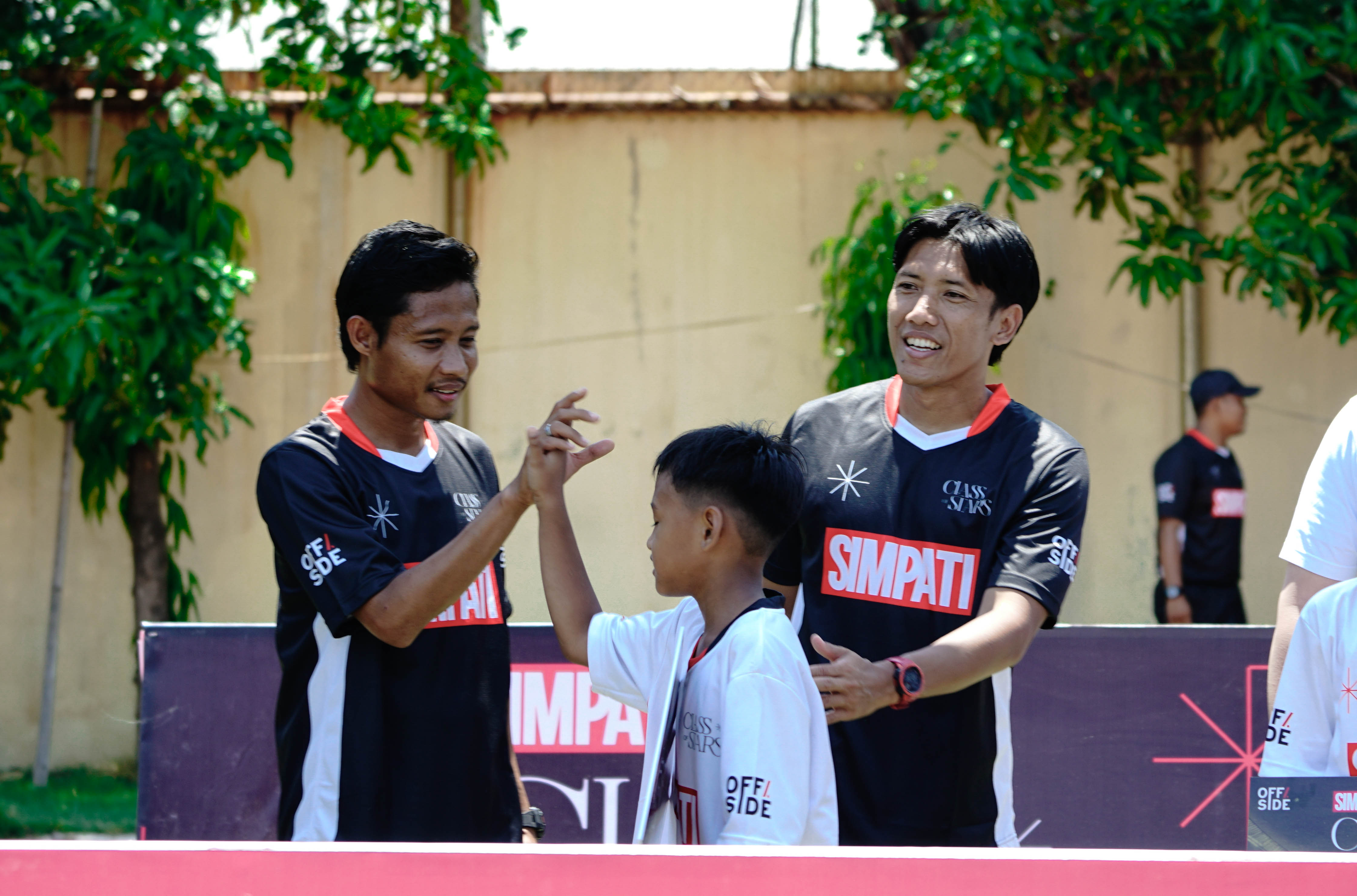 Ahmad Bustomi dan Evan Dimas Berbagi Pengalaman dengan Puluhan Pemain Muda