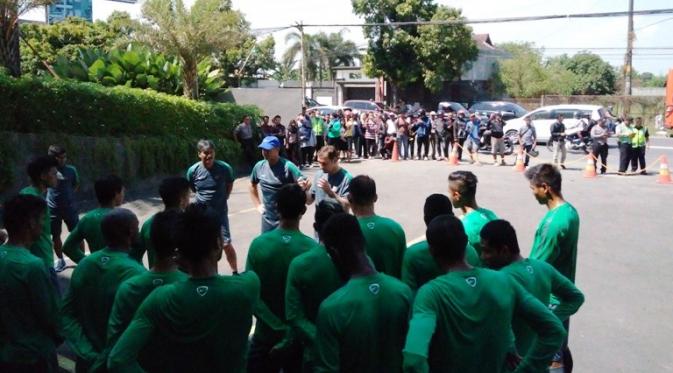 Timnas Indonesia Latihan di Pinggir Jalan, hebohkan Warga
