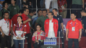 Galeri Foto: Ketika Jokowi dan Masyarakat Dukung Indonesia di Final Beregu Bulu Tangkis Asian Games 2018