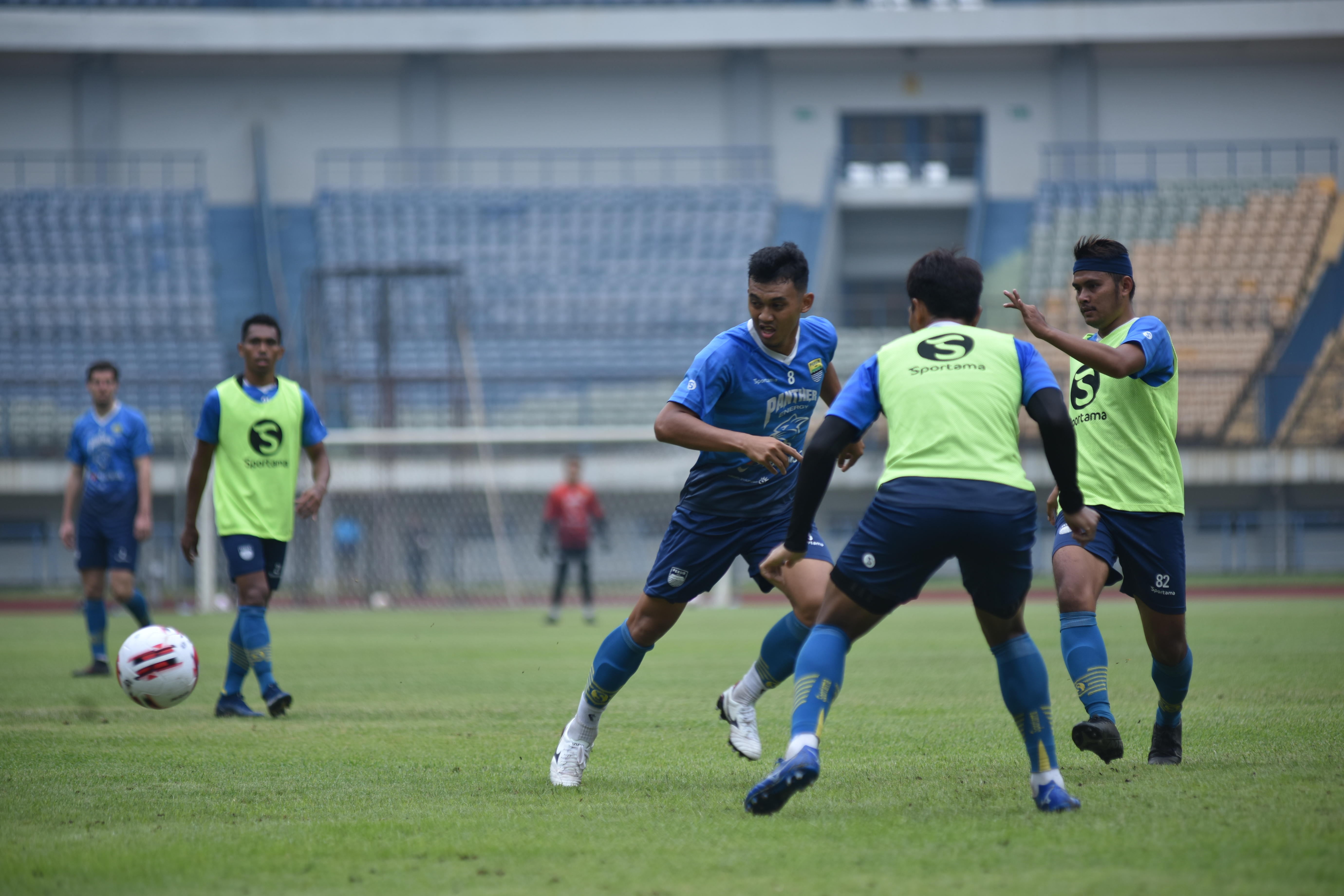 Abdul Aziz Tak Merasa Diuntungkan Hengkangnya Omid Nazari dari Persib