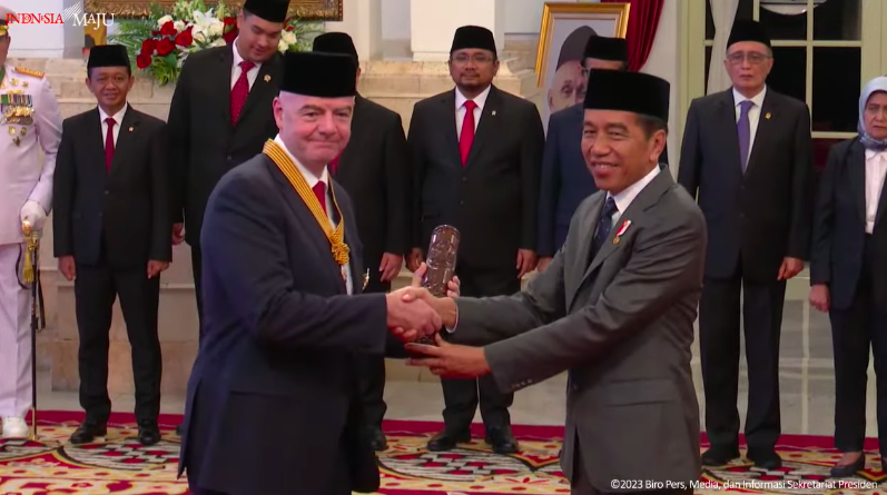 Presiden Jokowi Berikan Tanda Kehormatan Bintang Jasa Pratama kepada Presiden FIFA