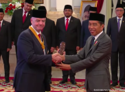 Presiden Jokowi Berikan Tanda Kehormatan Bintang Jasa Pratama kepada Presiden FIFA