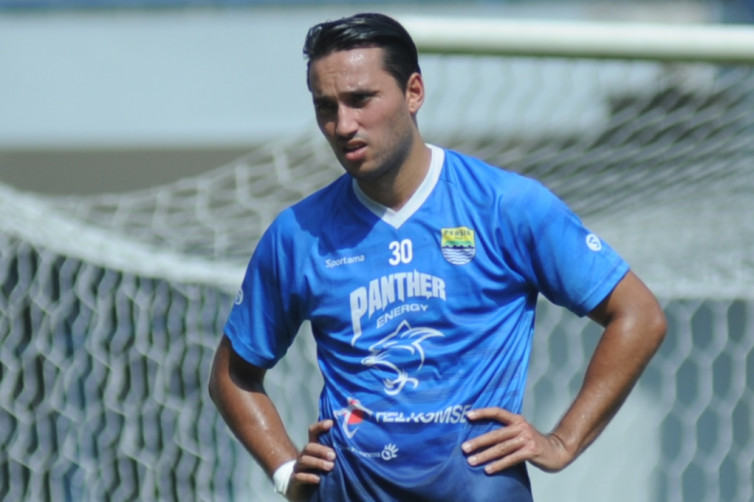 Striker Persib Ezra Walian Prihatin dengan Bencana di Bali