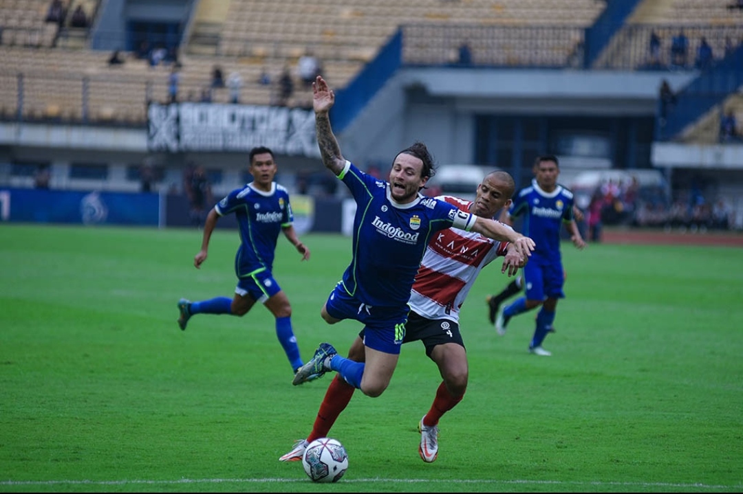 Pertanyakan Penalti Madura United, Marc Klok Kecewa Berat Persib Kalah di GBLA