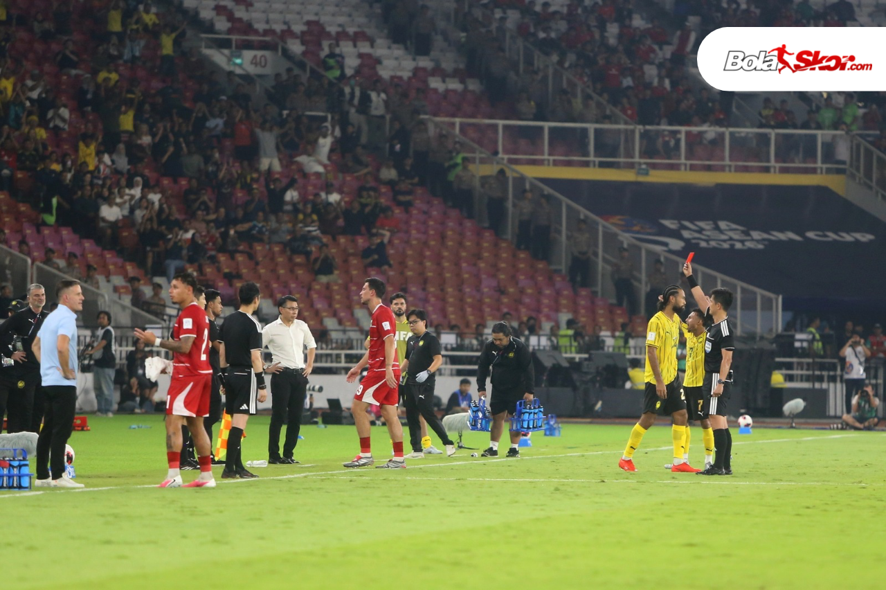 Momen Thom Haye diganjar kartu merah dan diusir dari lapangan. (BolaSkor/MP Media/Didik Setiawan)