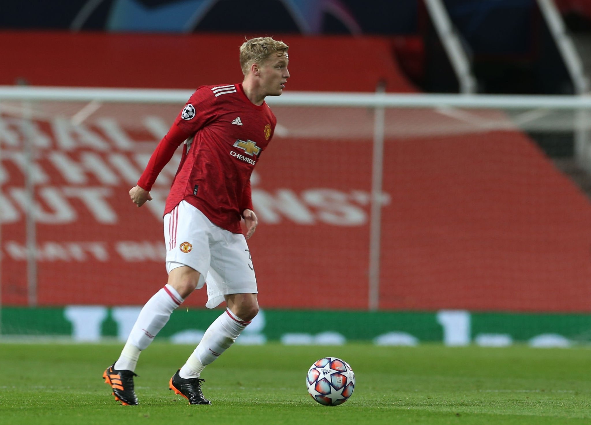 Bukan Pajangan, Van de Beek Bikin Manchester United Lebih Bagus