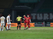 Carlos Pena Sebut Kartu Merah untuk Maciej Gajos Tak Adil, Singgung Rumput Stadion Patriot hingga Wasit VAR