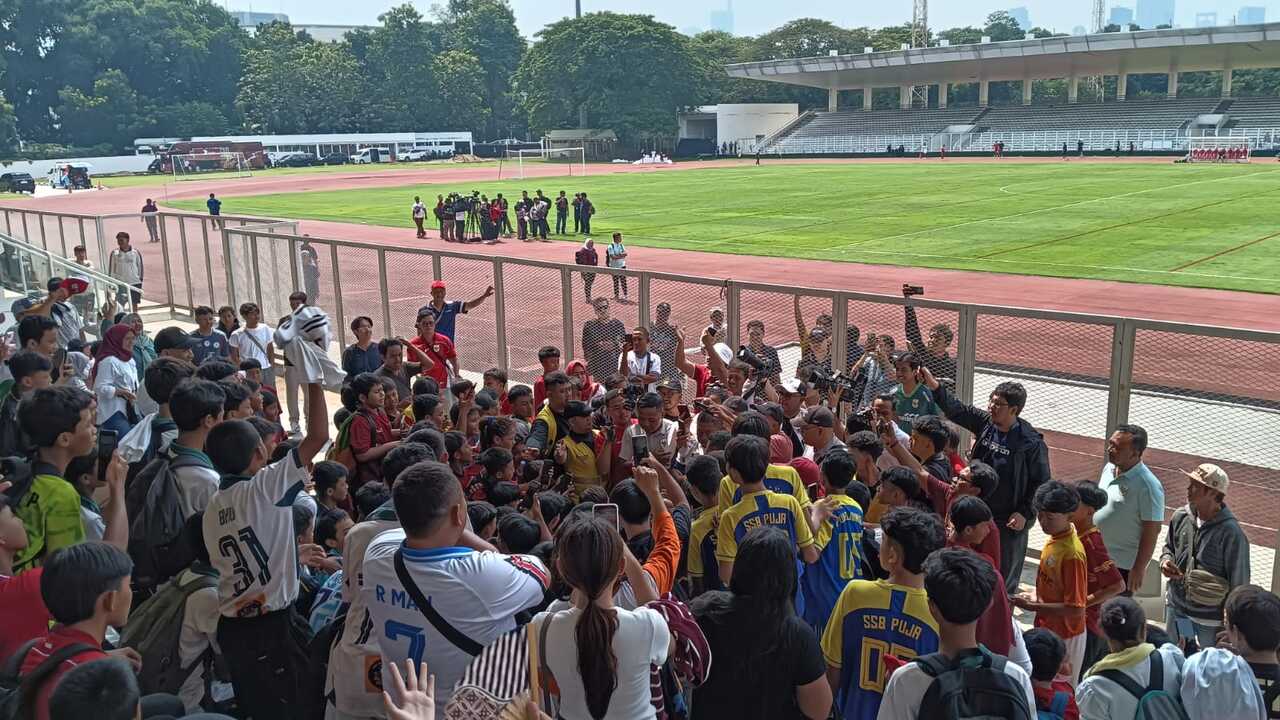 Penonton memadati latihan terbuka Timnas Indonesia di Stadion Madya, Sabtu (30/5). (BolaSkor/Gazza Roosaryatama)