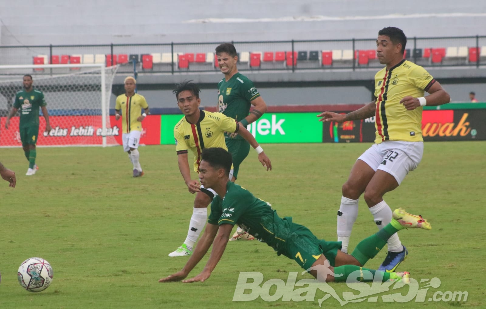 Pelatih Persebaya: Pergantian Pemain Kunci Kemenangan atas Persik