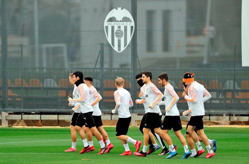 Pulang Pramusim, Valencia Laporkan Dua Kasus Positif COVID-19