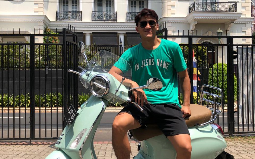 Abraham Wenas Tampil Trendi dengan Vespa Masa Kini